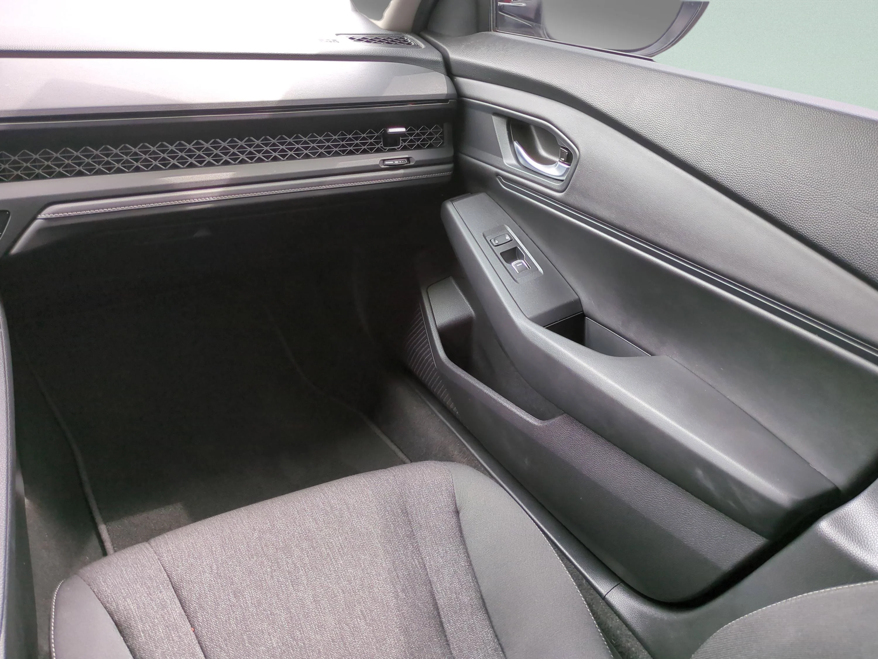 Used 2025 White Honda SE image 15