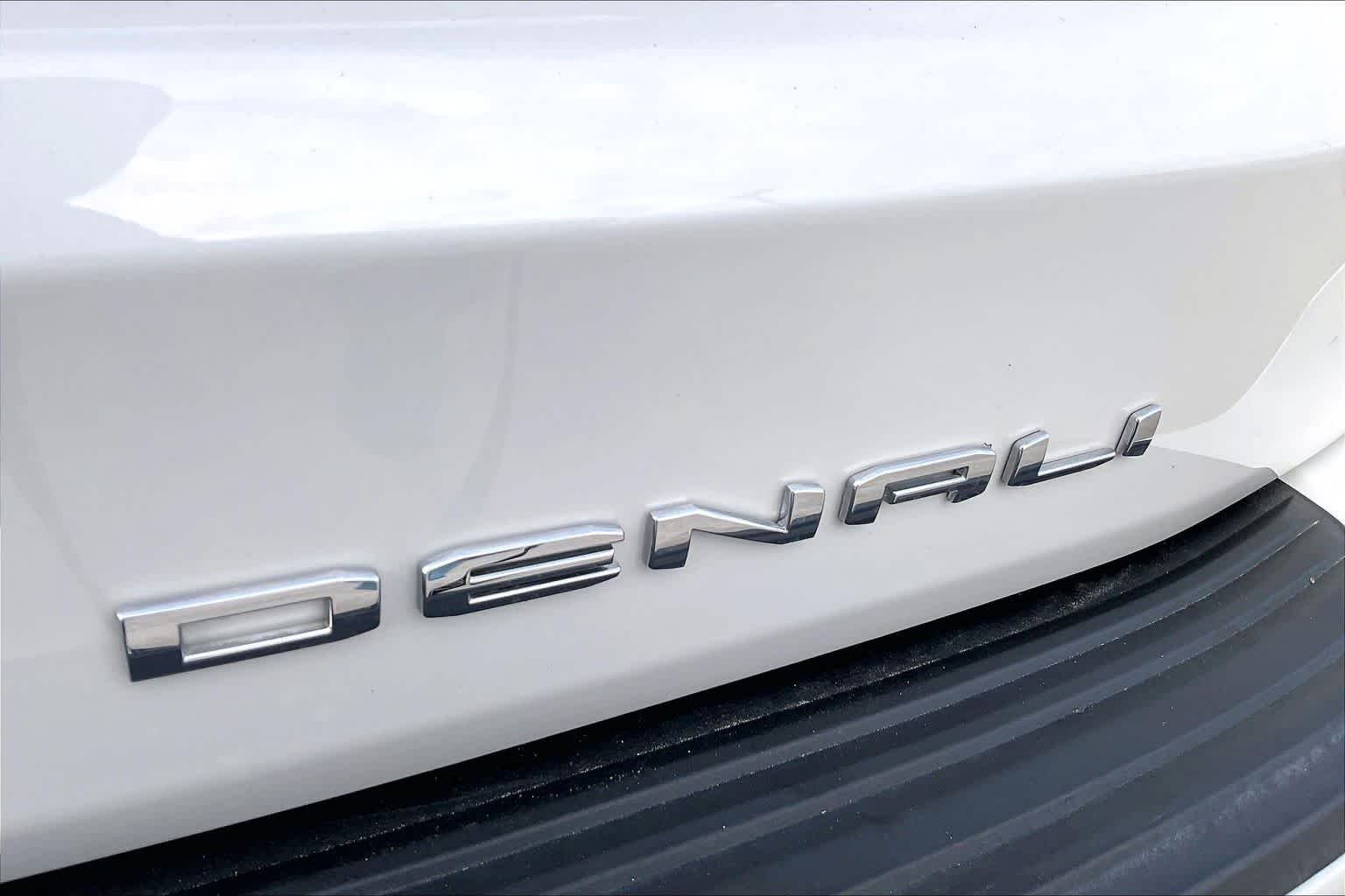 Used 2022 White Frost Tricoat GMC Denali image 10