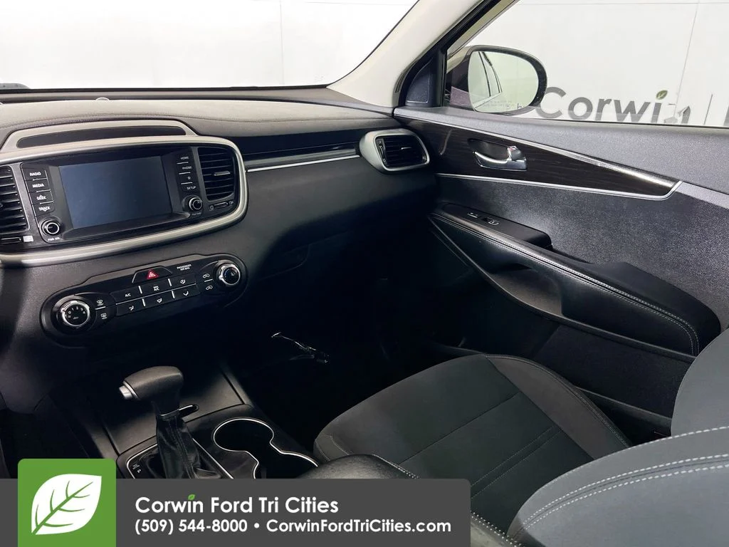 Used 2019 Titanium Silver Kia L image 25