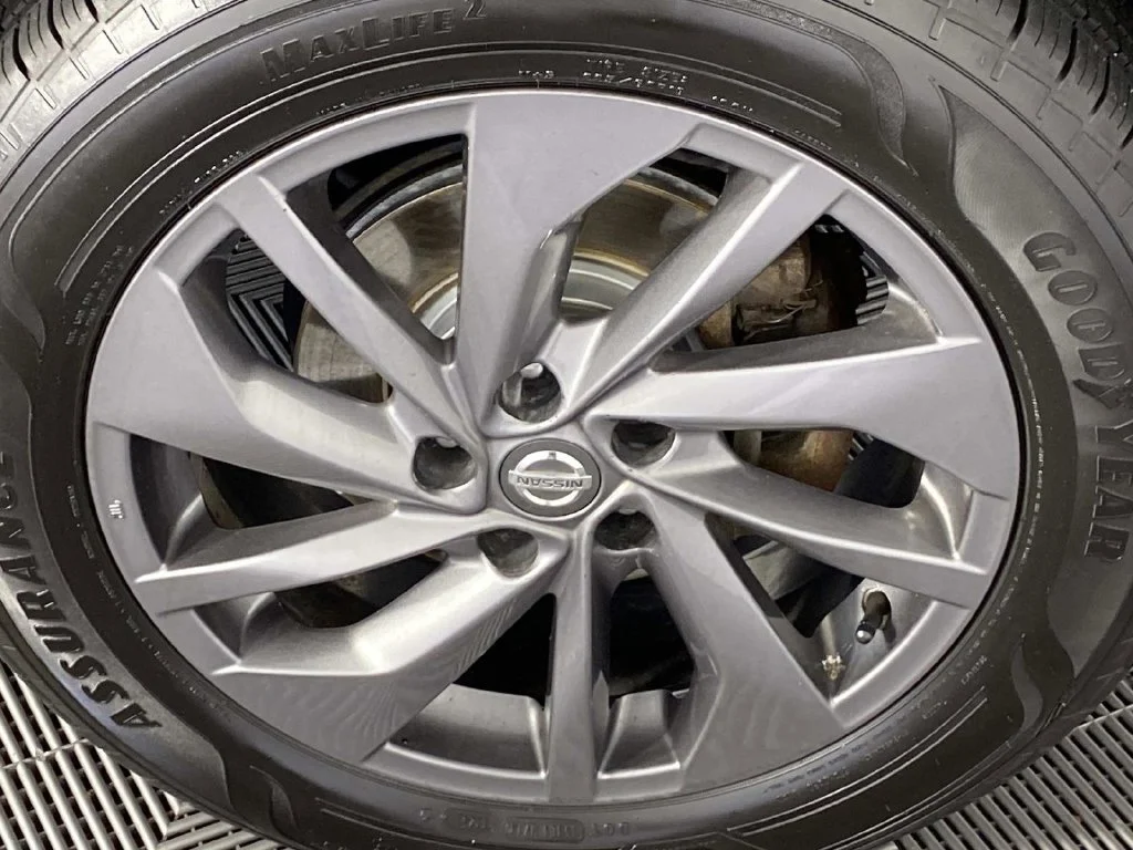Used 2016 Black Nissan SL image 28