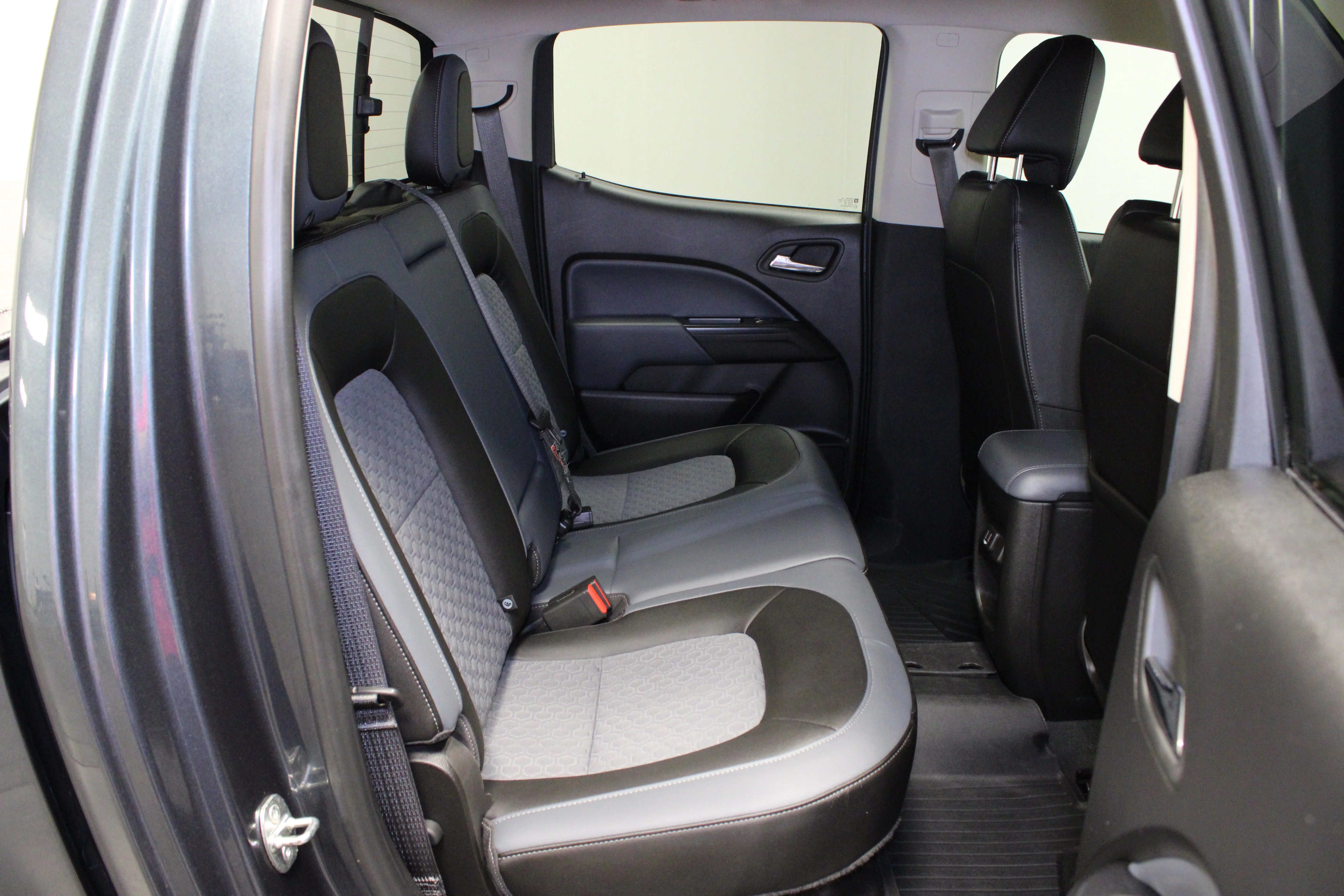 Used 2019 Shadow Gray Metallic Chevrolet Z71 image 16