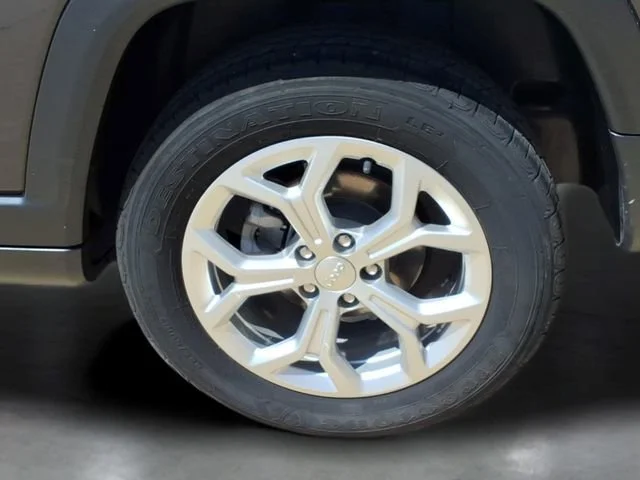 Used 2024  Jeep Latitude image 27
