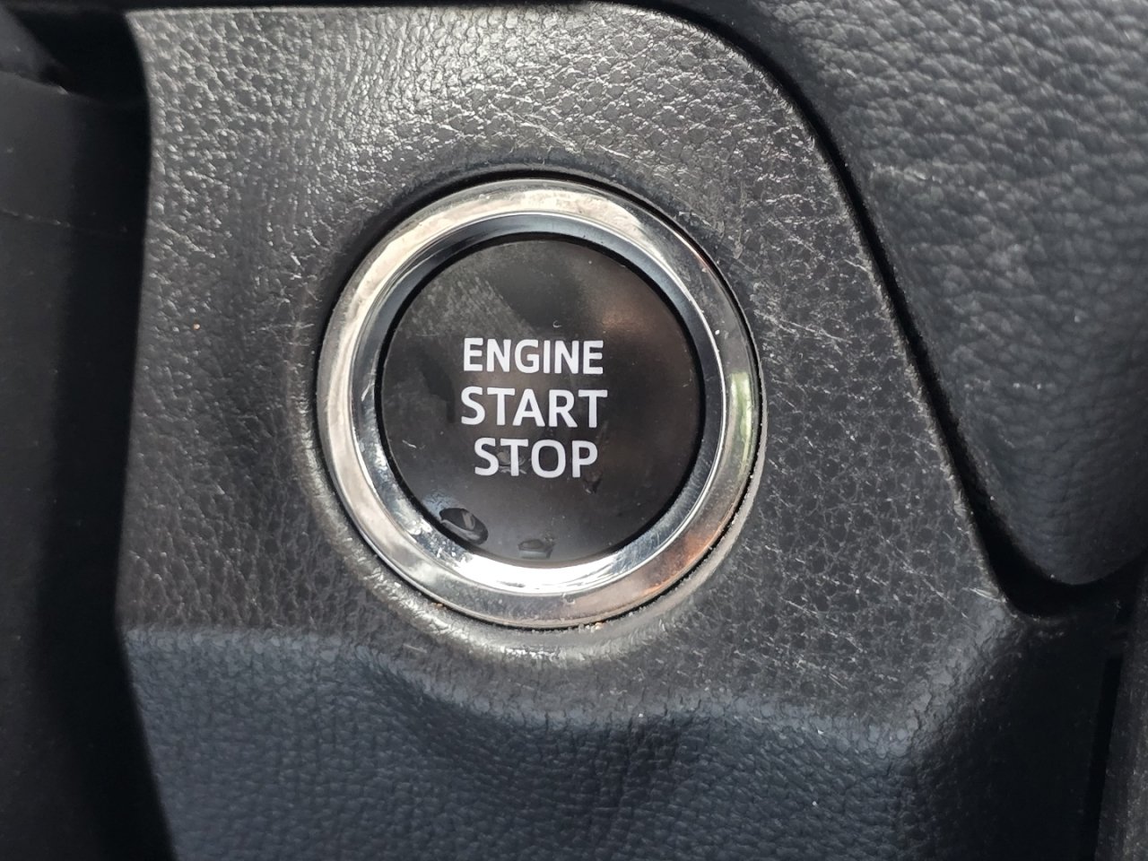 2025 Toyota RAV4 XLE - Photo 29