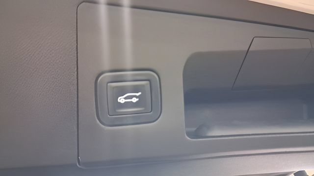 Used 2022 CRYSTAL WHITE TRICOAT Cadillac AWD Sport image 34