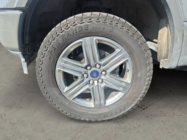 Used 2018  Ford Lariat image 9