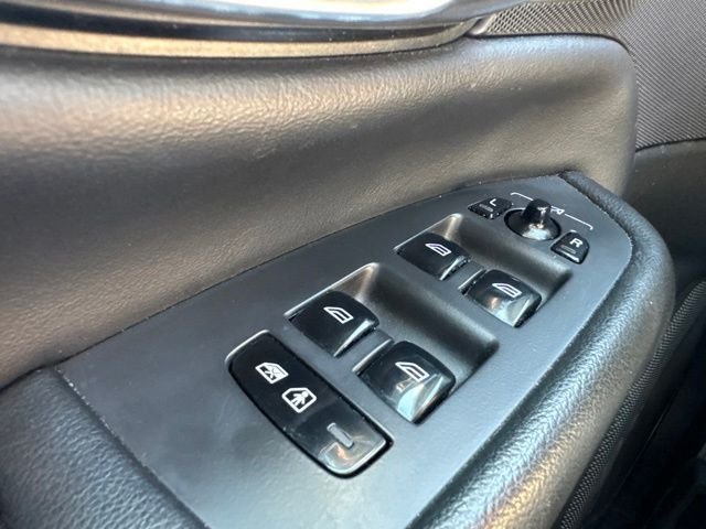 Used 2019 Black Volvo T5 Momentum image 28