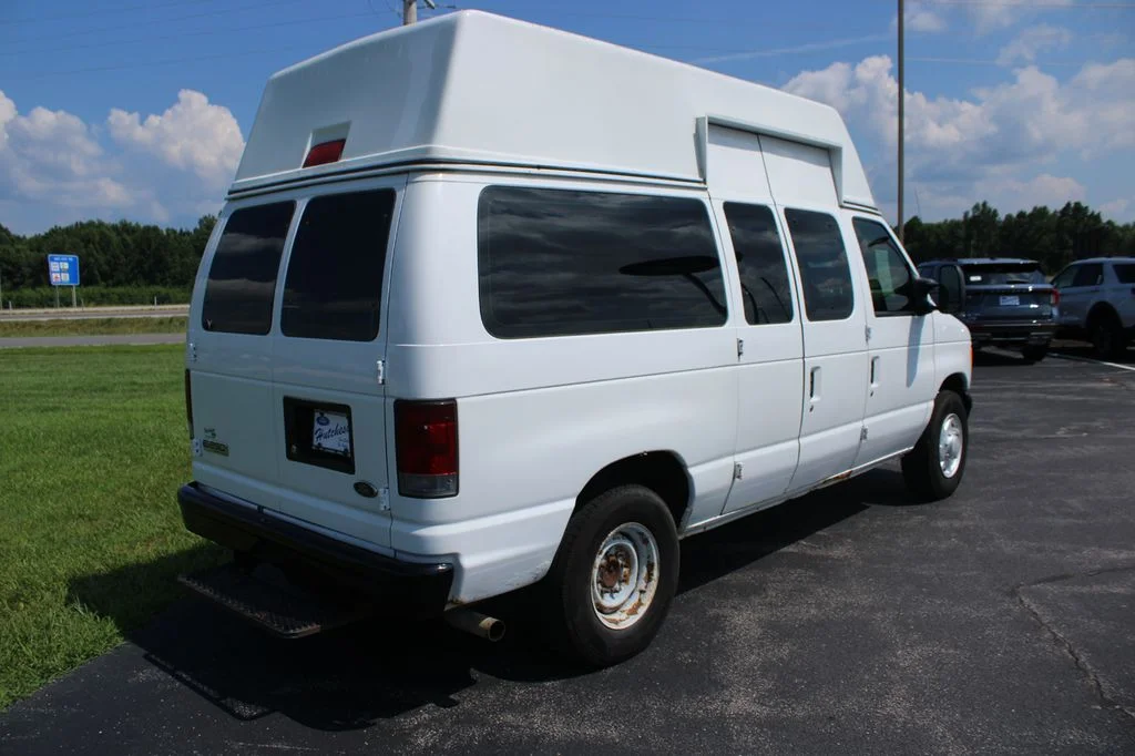 Used 2007 White Ford Commercial image 20