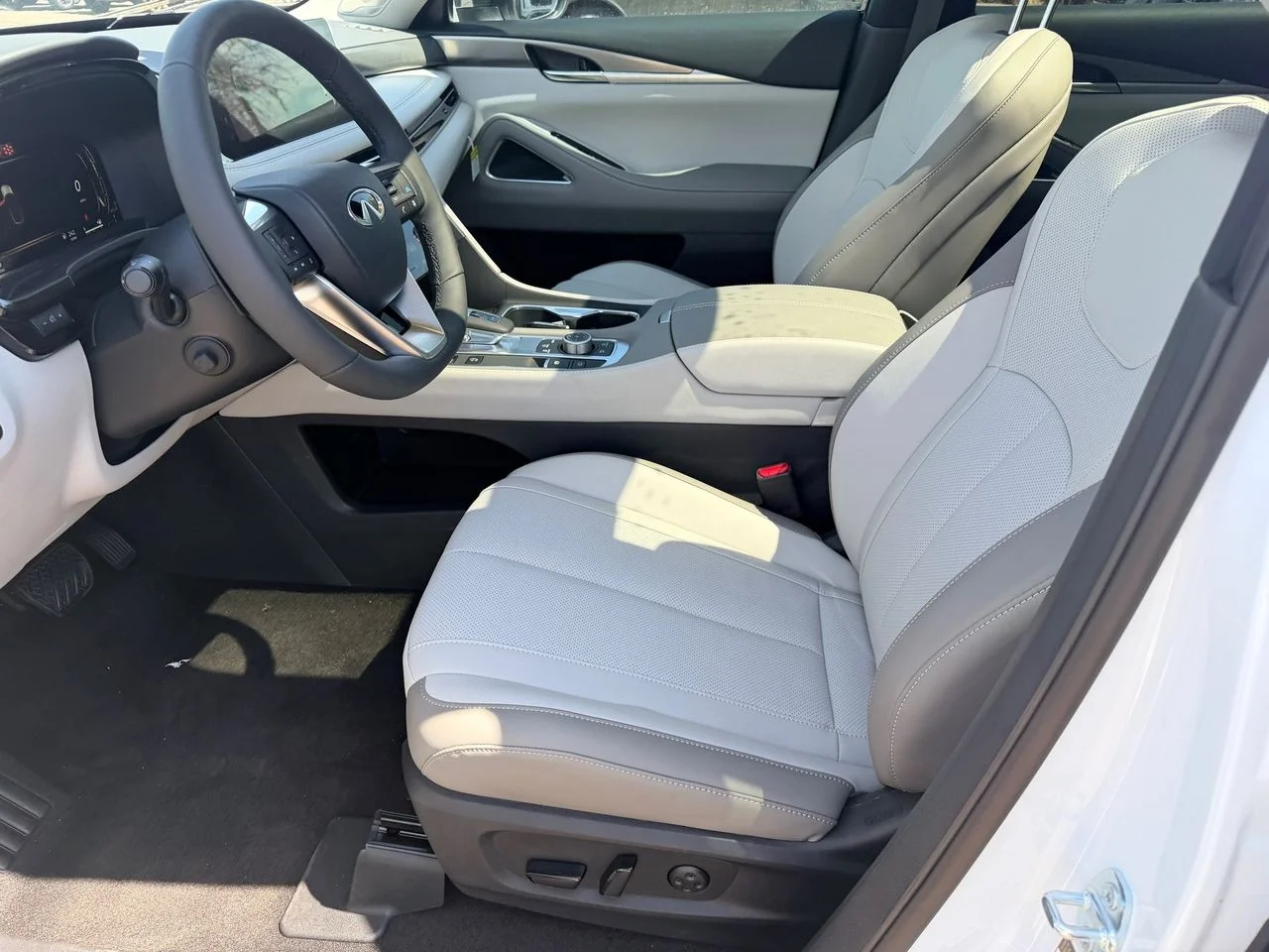 New 2027 RADIANT WHITE INFINITI Luxe FWD image 15