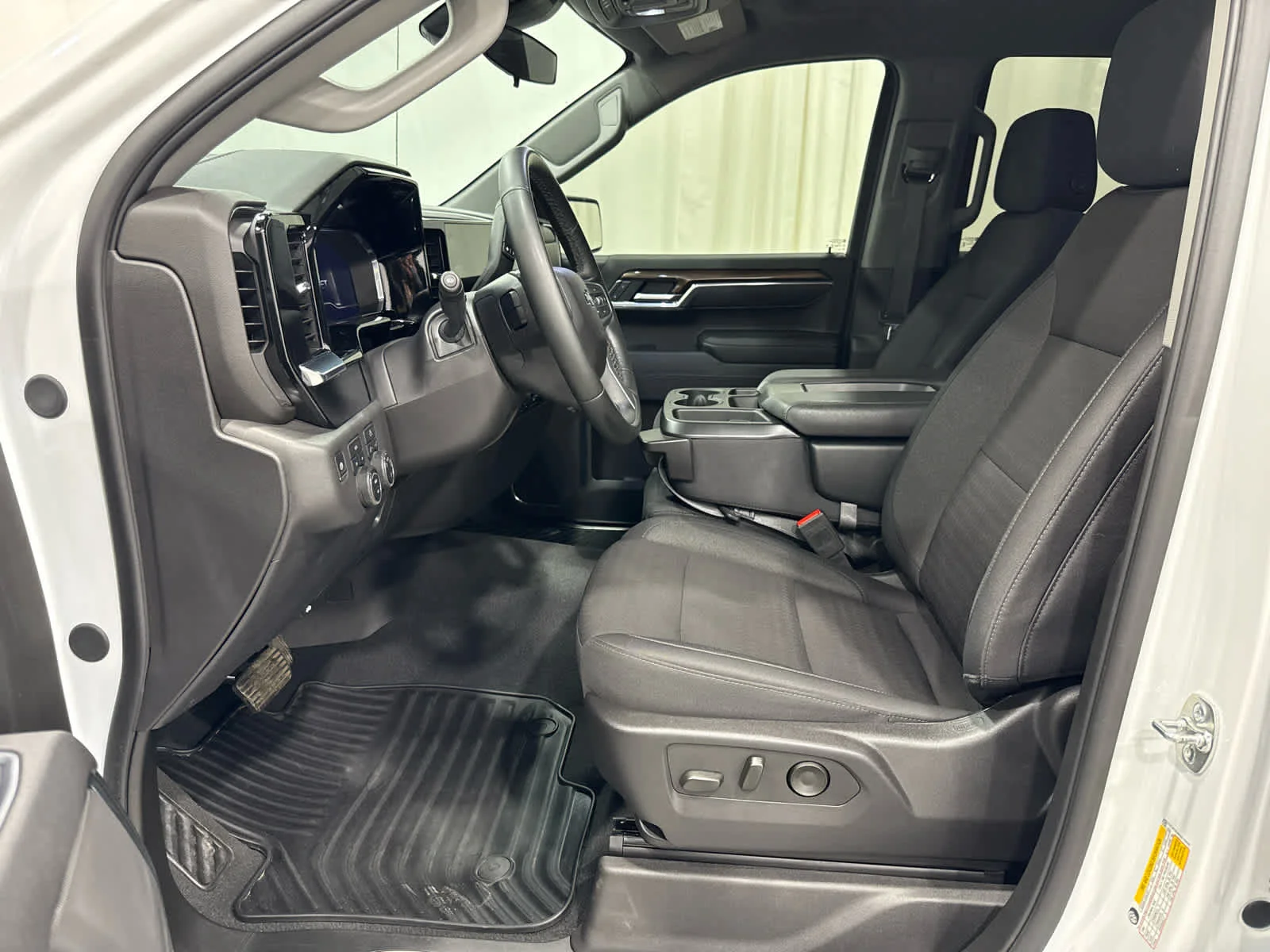 Used 2025 Summit White Chevrolet LT image 6