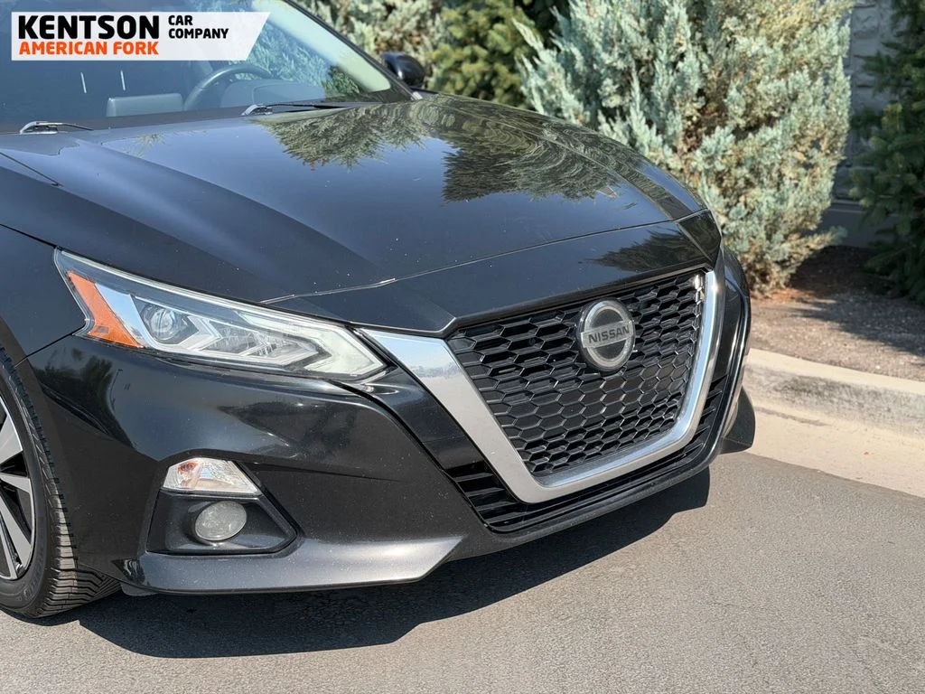 Used 2019 Black Nissan 2.5 SV image 11