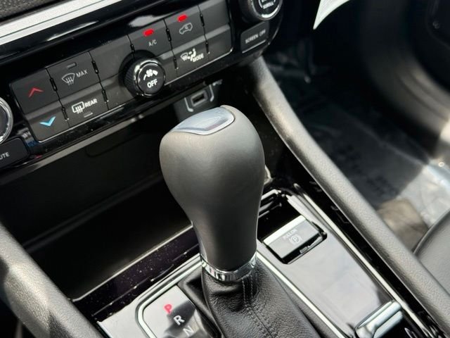 New 2026 Bright White Clearcoat Jeep Latitude image 27