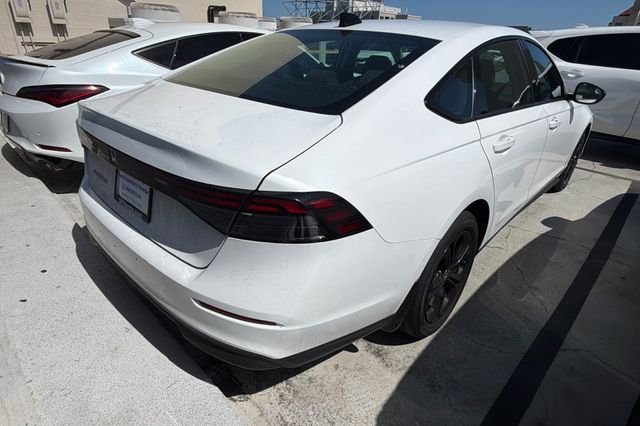 Certified Used 2025 Platinum White Pearl Honda SE image 7