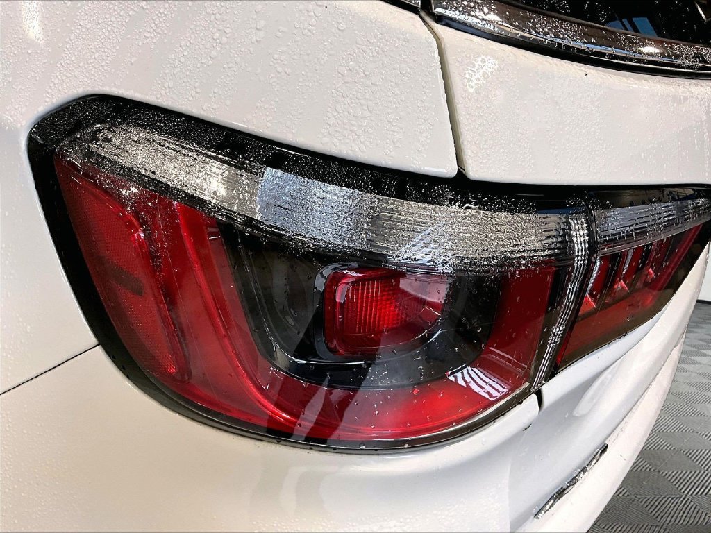 Used 2018 White Jeep Latitude image 35