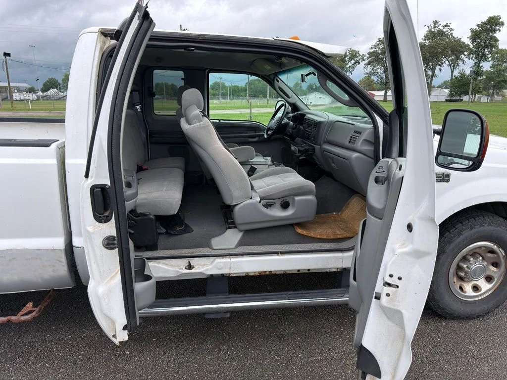 Used 2004 White Ford  image 23