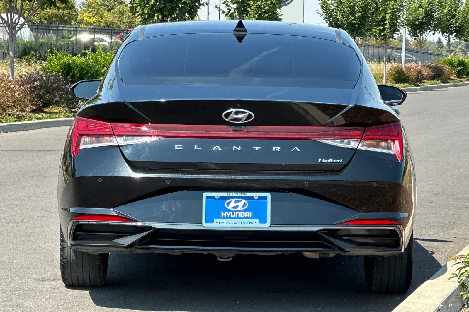Used 2022 Black Hyundai Limited image 4
