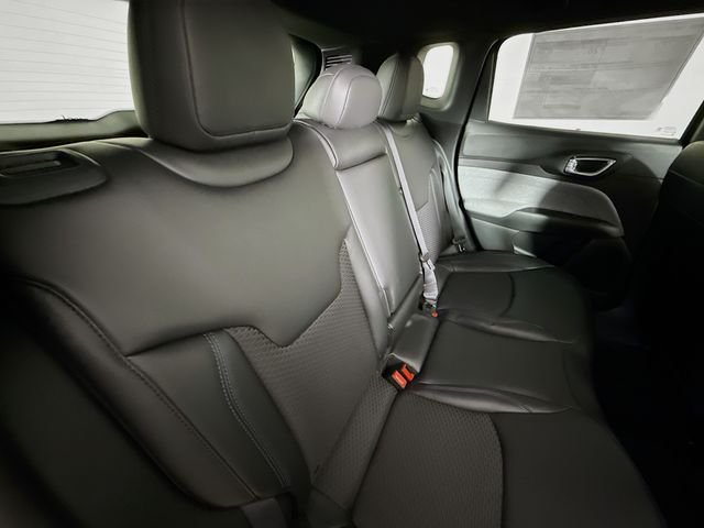 New 2026 Diamond Black Crystal Pearl-Coat Exterior Paint Jeep Latitude image 25