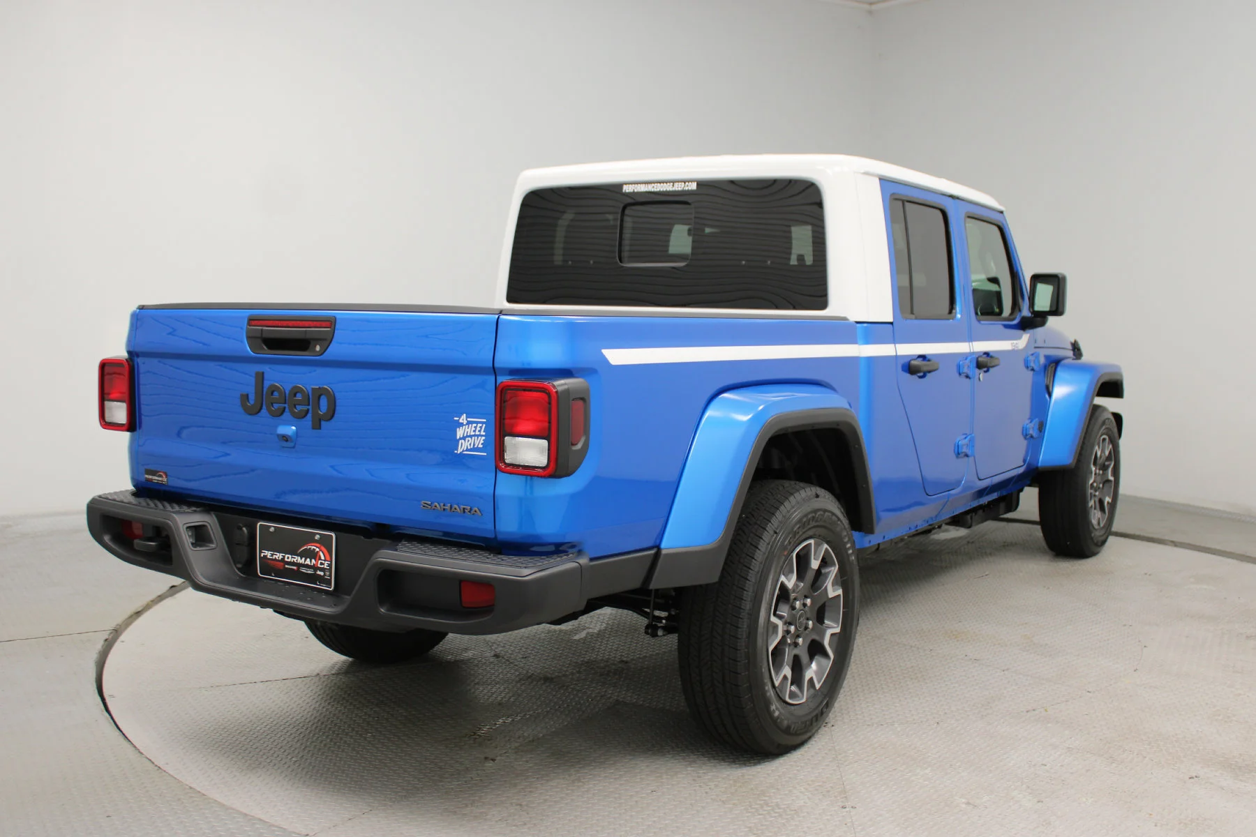 New 2026 Hydro Blue Pearl-Coat Exterior Paint Jeep Sahara image 35