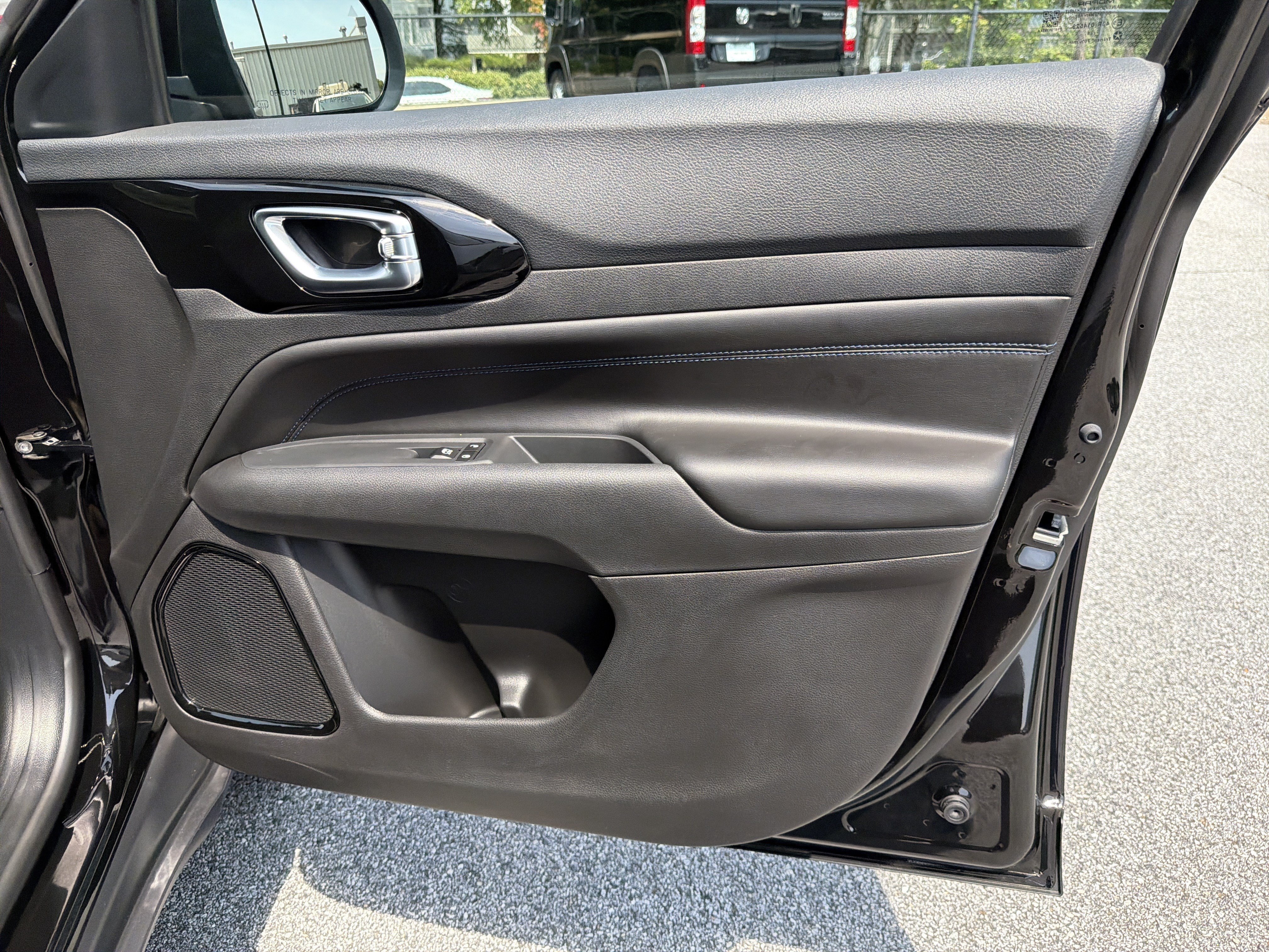 New 2026 Diamond Black Crystal Pearl-Coat Exterior Paint Jeep Latitude image 17