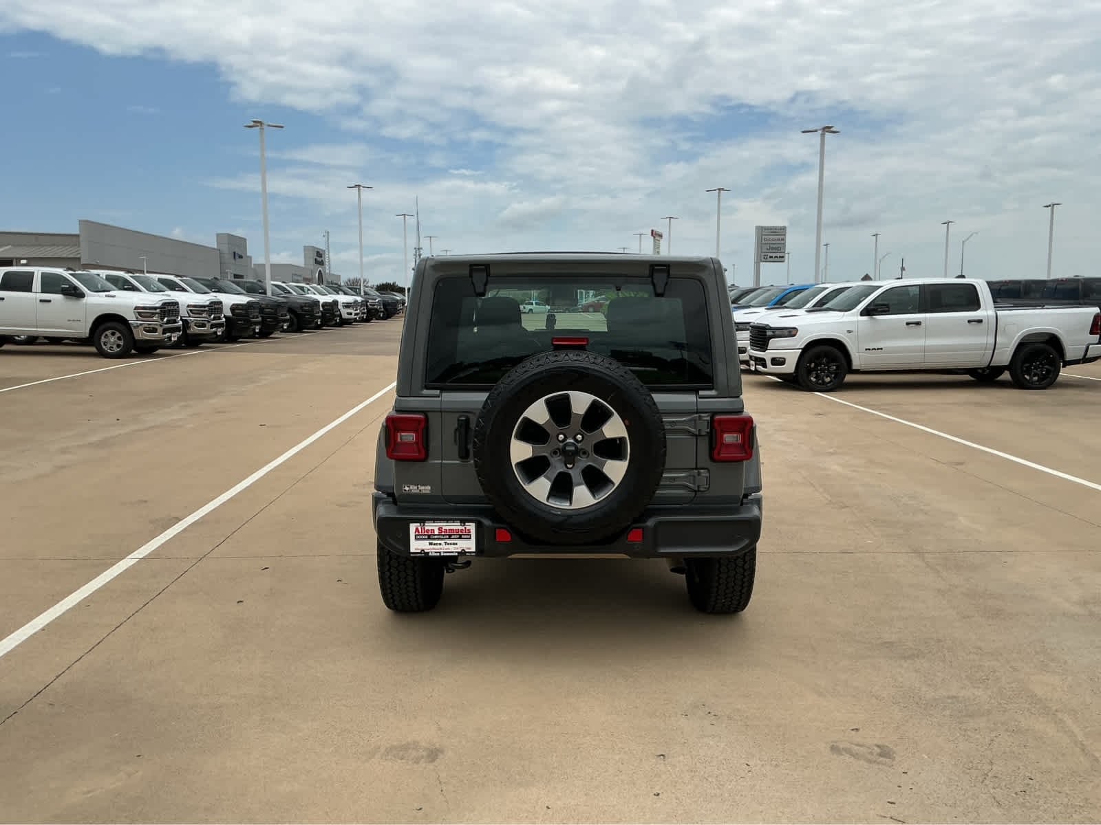 Used 2022 Sting-Gray Clearcoat Jeep Unlimited Sahara image 7