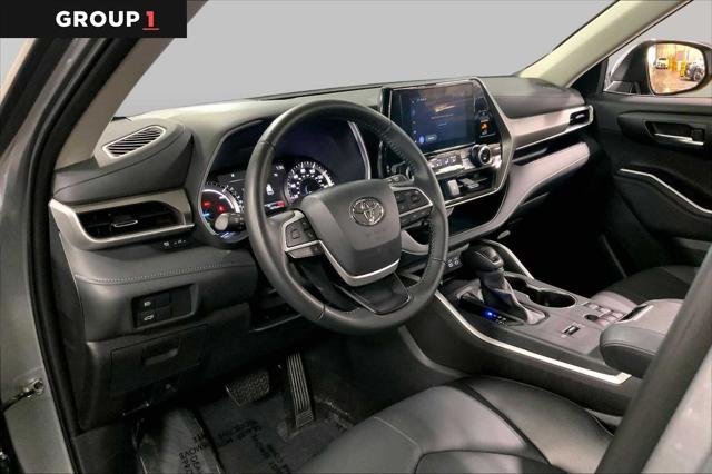 Certified Used 2025 PRECIOUS METAL Toyota  image 18