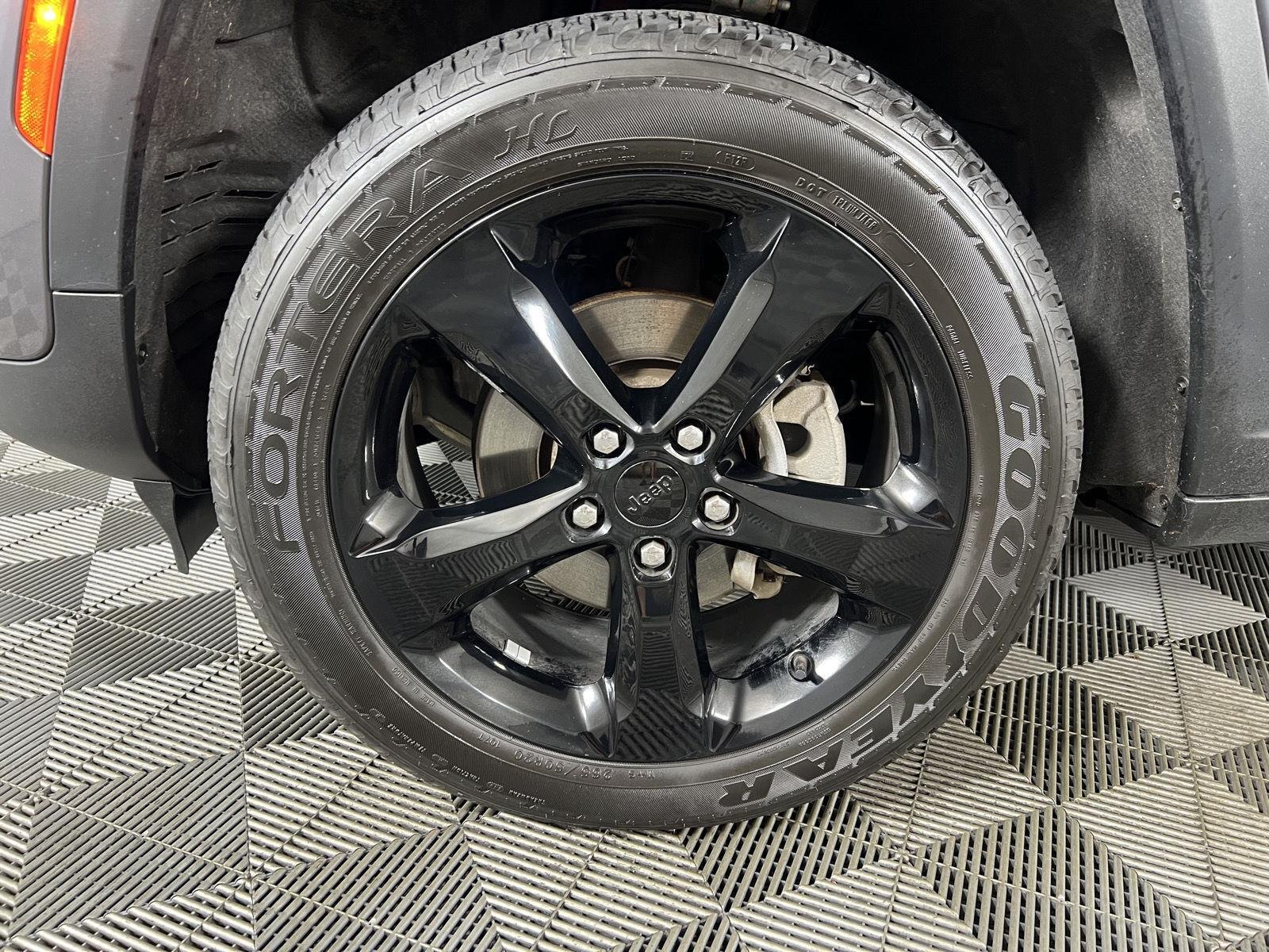 Used 2024 Baltic Gray Metallic Clearcoat Jeep Altitude image 24