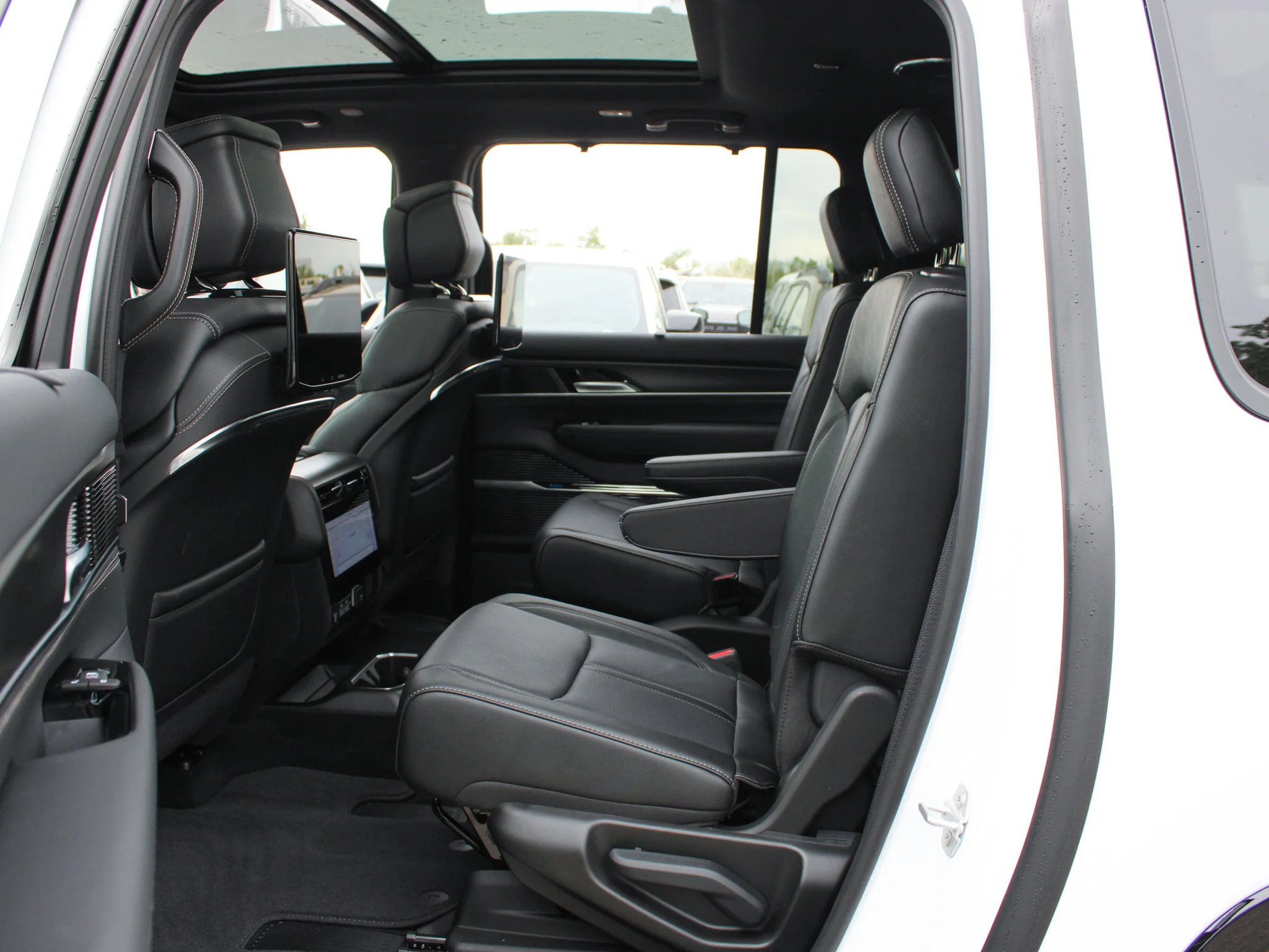 New 2026 White Jeep Summit Obsidian* image 12