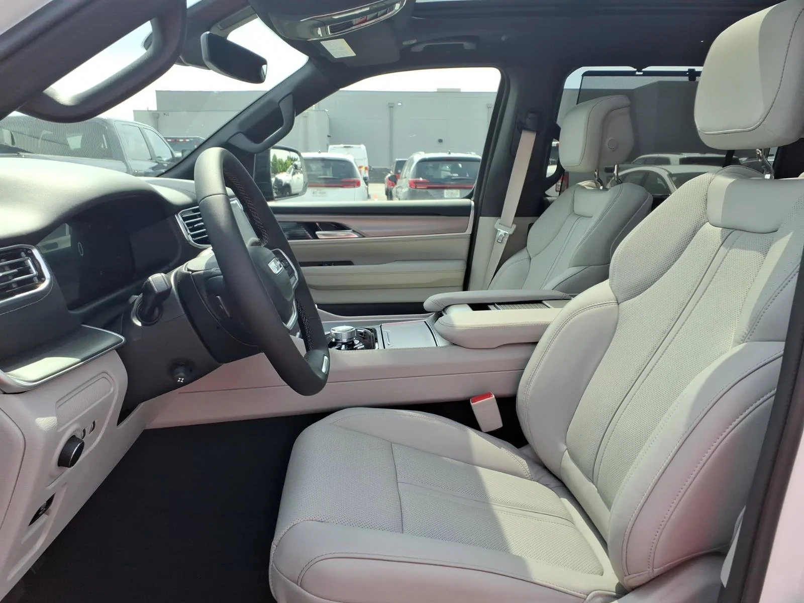 New 2026 Bright White Clear-Coat Exterior Paint Jeep Limited Reserve image 14