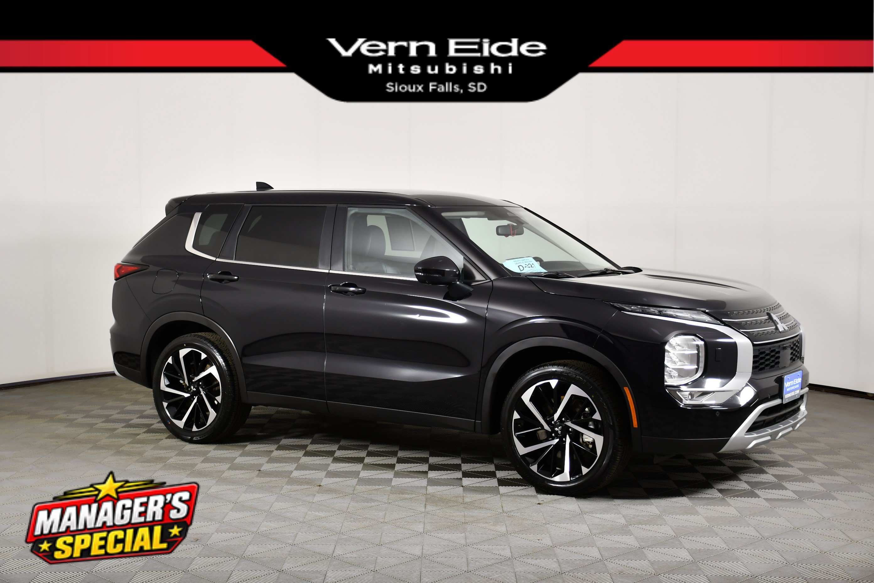 Certified Used 2024 Labrador Black Pearl Mitsubishi SE image 1