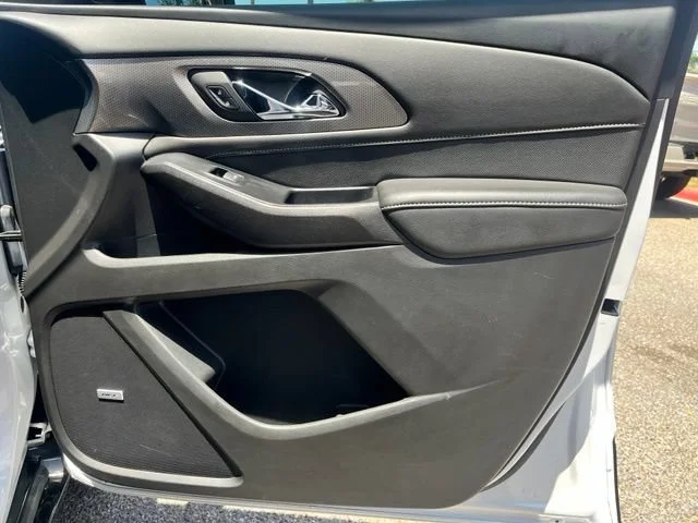 Used 2023 Iridescent Pearl Tricoat Chevrolet Premier image 27