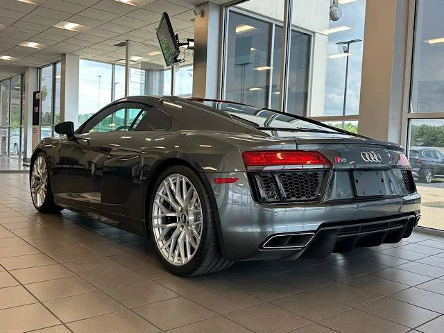 Used 2017 Daytona Gray Pearl Effect Audi V10 image 4