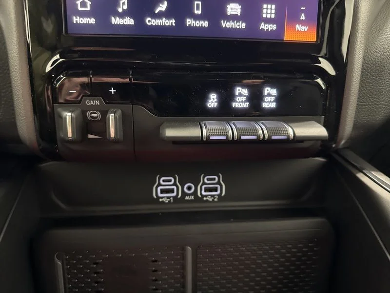 New 2026 Diamond Black Crystal Pearl-Coat Exterior Paint RAM Laramie image 37