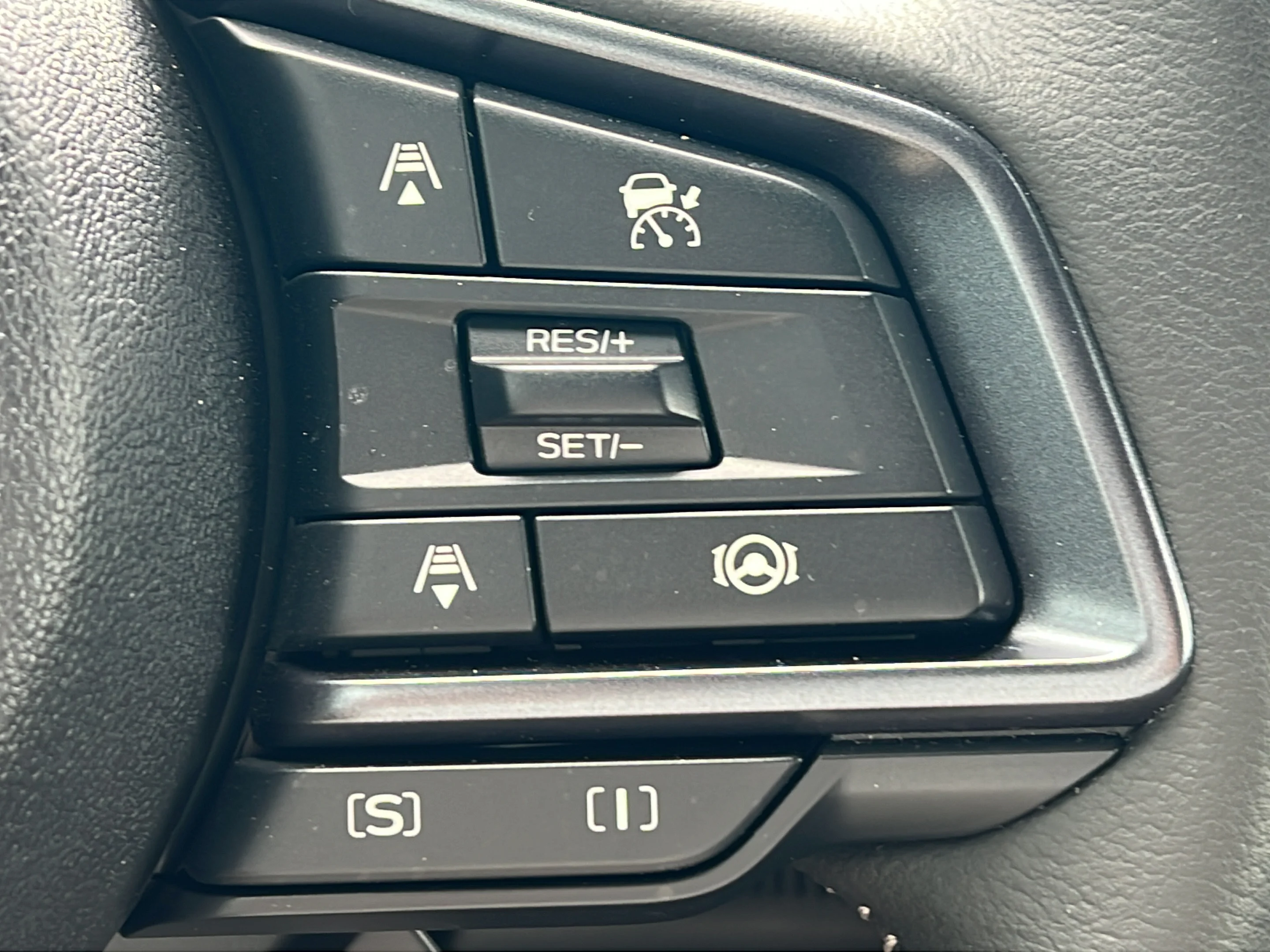 Used 2025 Ice Silver Metallic Subaru Limited image 22