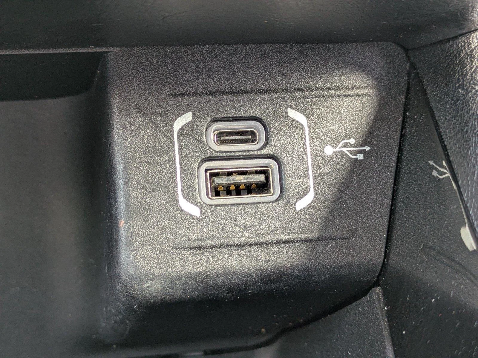 Used 2022 Diamond Black Crystal Pearlcoat Jeep Limited image 21