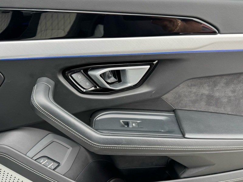 Used 2019  Lamborghini Base image 55