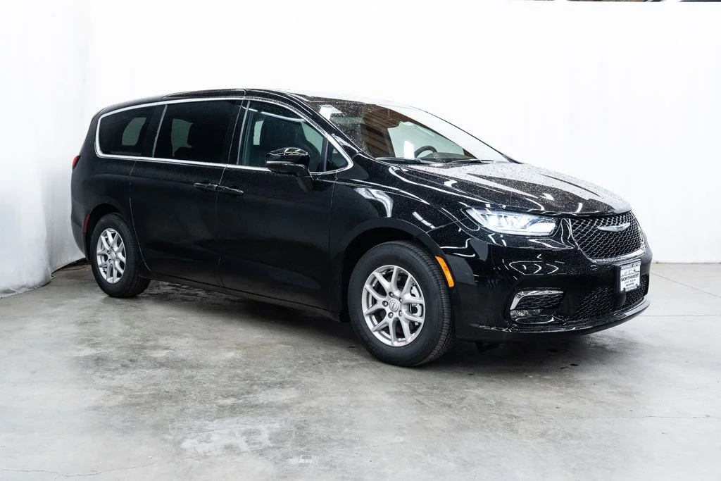 2026 Chrysler Pacifica Select's photo