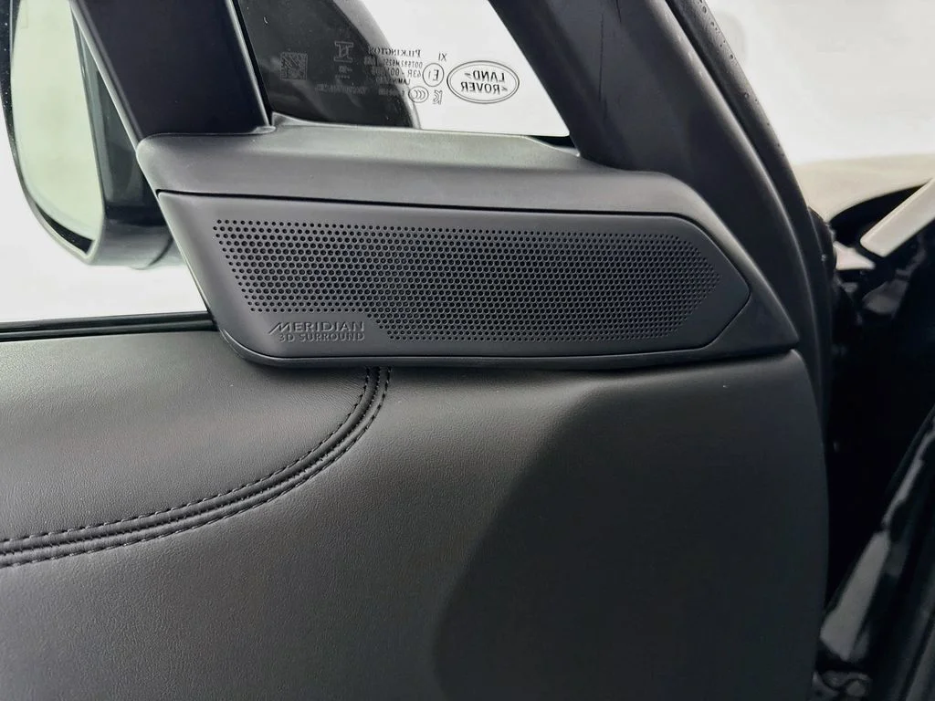 New 2027 Santorini Black Land Rover SE image 19