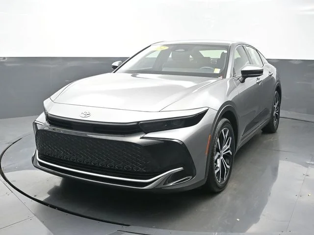 Used 2024  Toyota XLE image 1