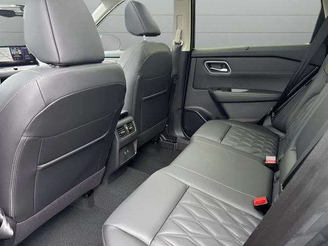 New 2026 Champagne Silver Metallic / Super Black Two-tone Nissan Platinum image 19