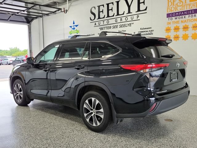 Used 2020 Black Toyota XLE image 3