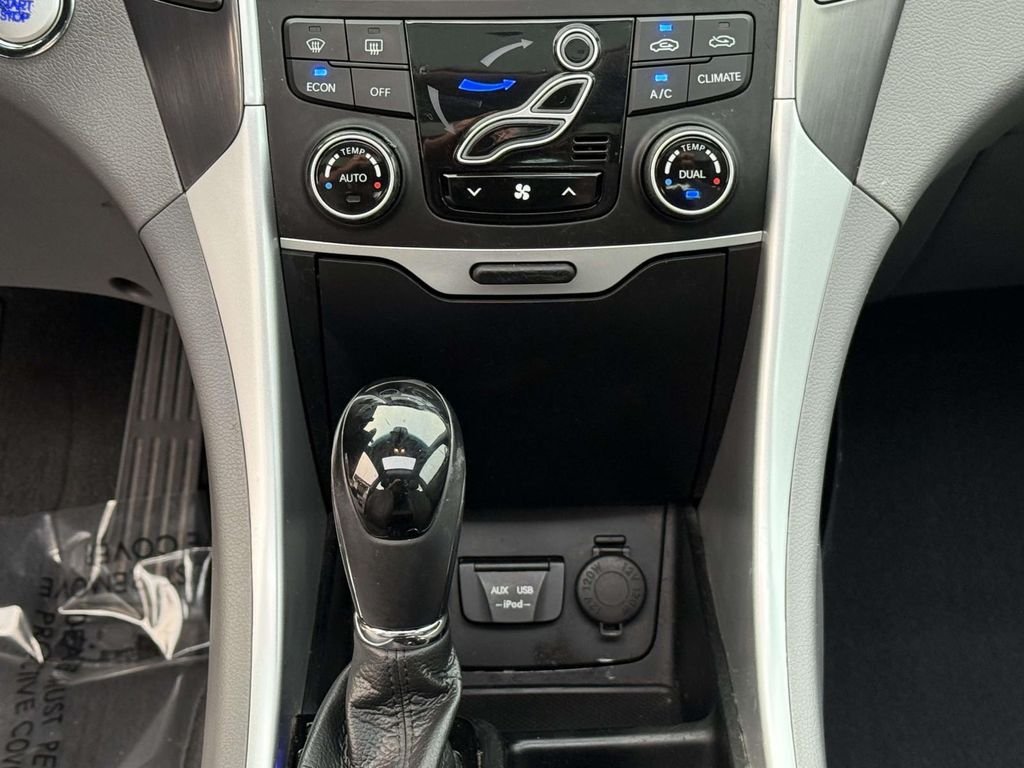 Used 2012 Silver Frost Metallic Hyundai Base image 22