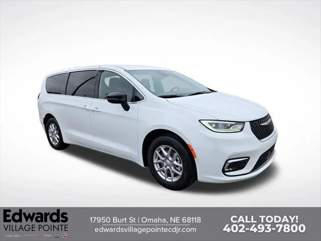 2026 Chrysler Pacifica Select's photo