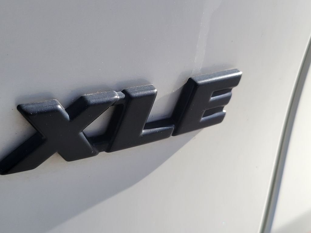 Used 2021 Blizzard Pearl Toyota XLE Premium image 10