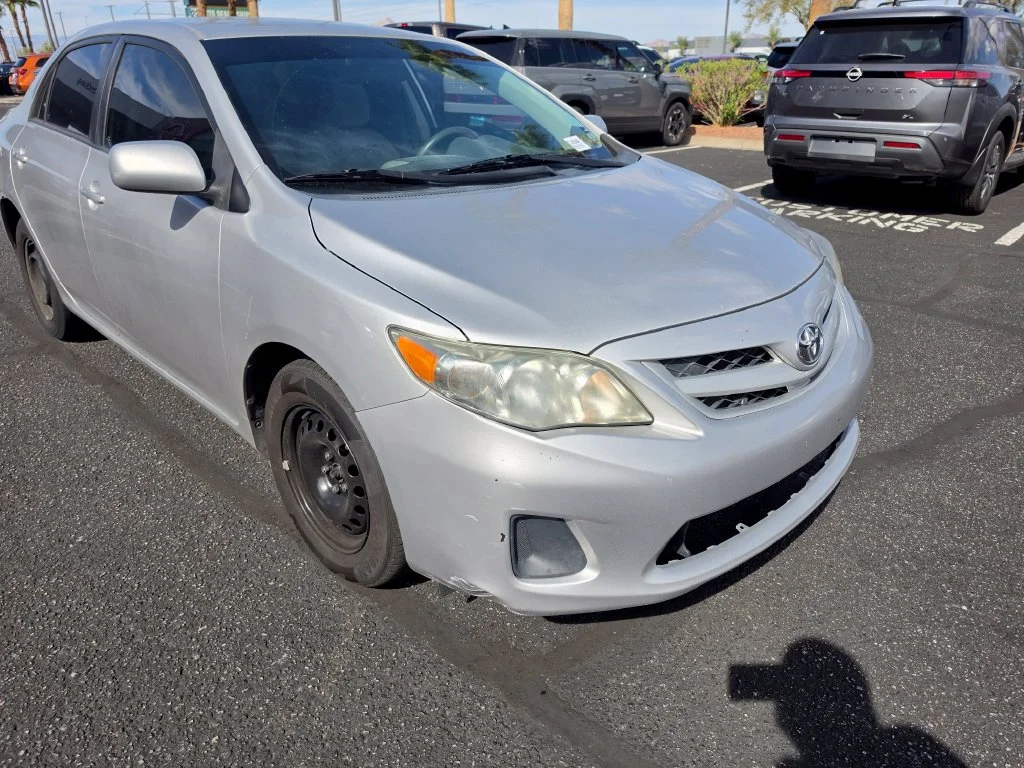 Used 2011 Silver Toyota LE image 3