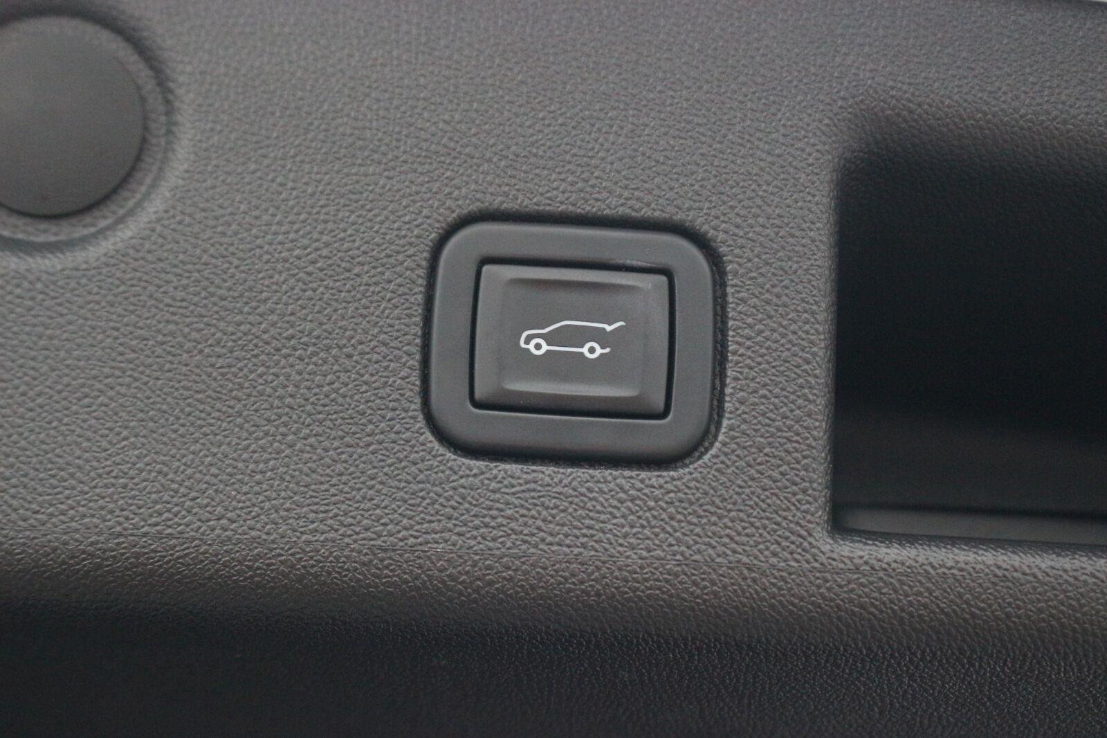 Used 2023 Iridescent Pearl Tricoat Chevrolet Premier image 12