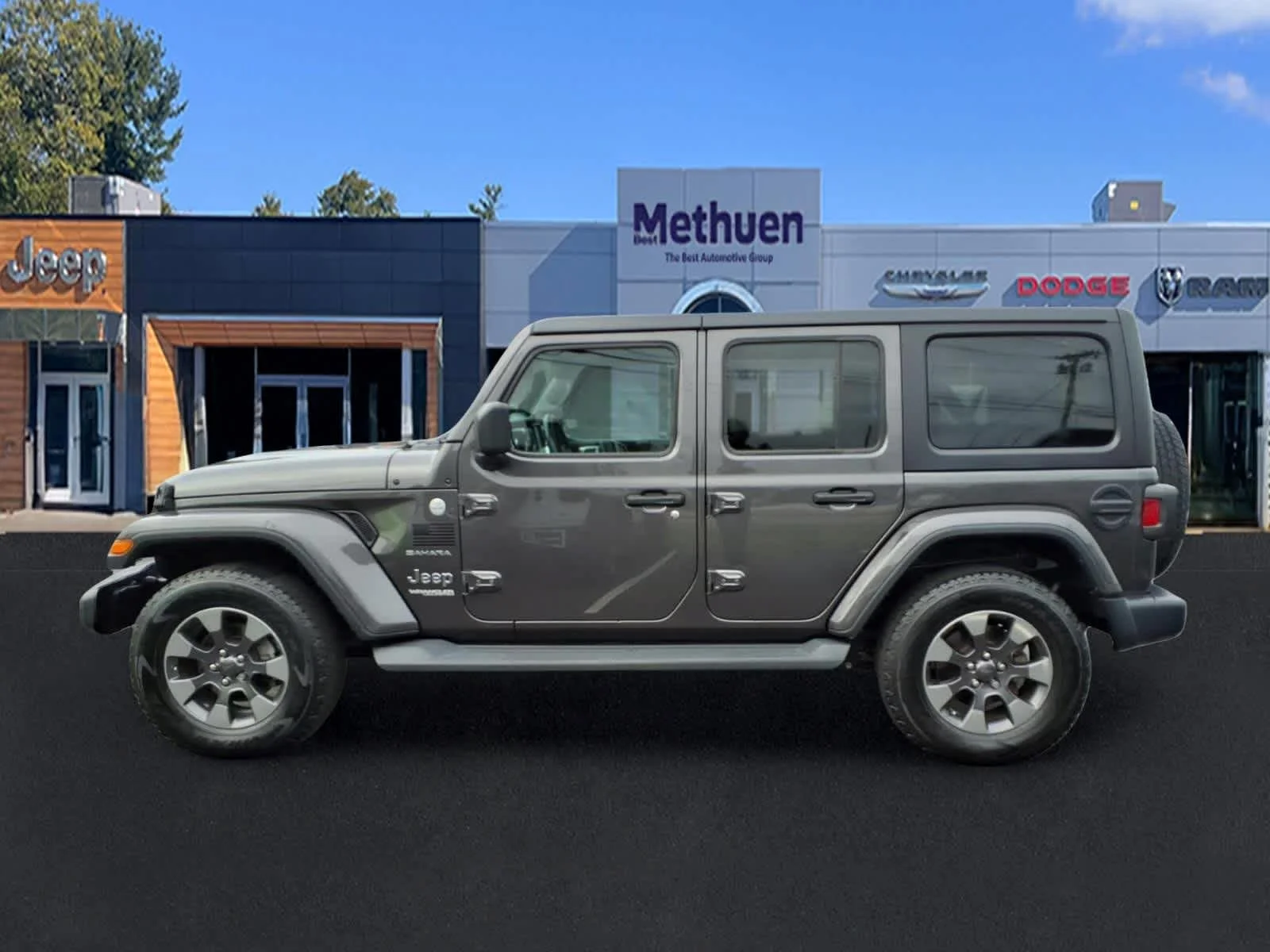Used 2020 Granite Crystal Metallic Clearcoat Jeep Sahara image 6