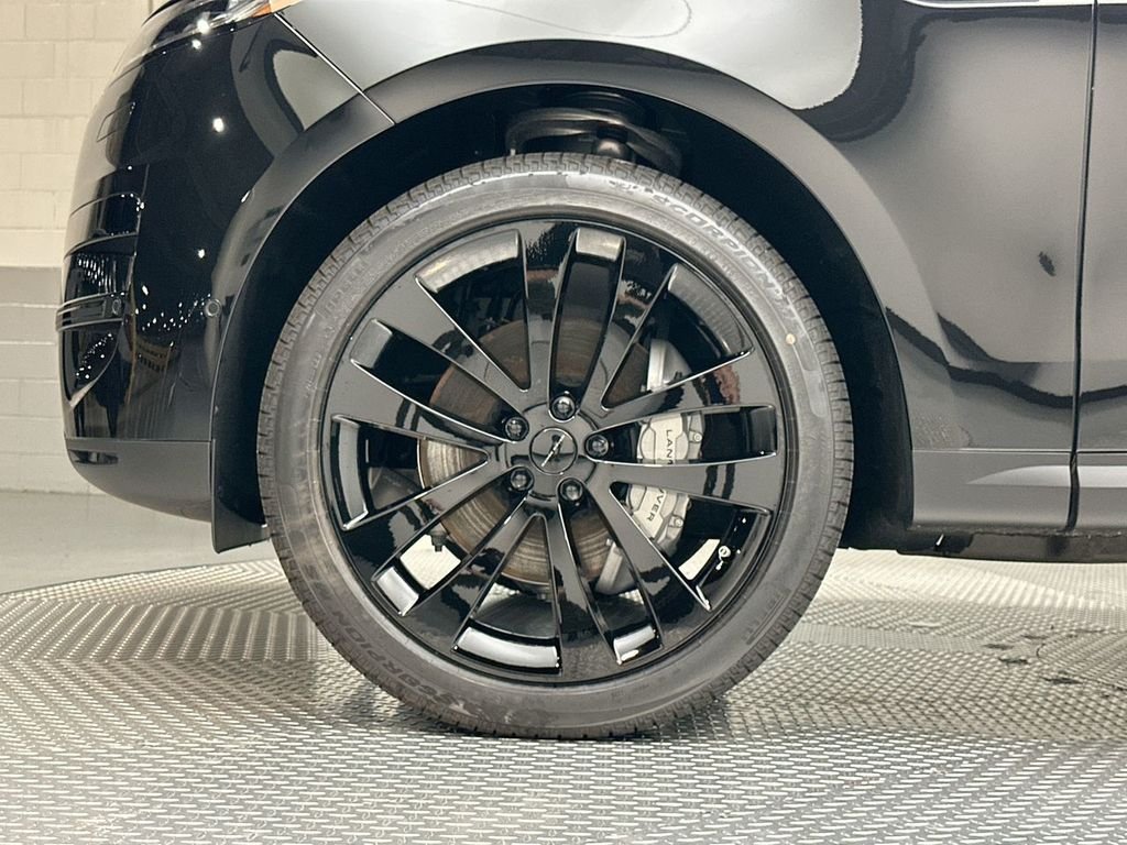 New 2026 Santorini Black Metallic Land Rover SE image 5