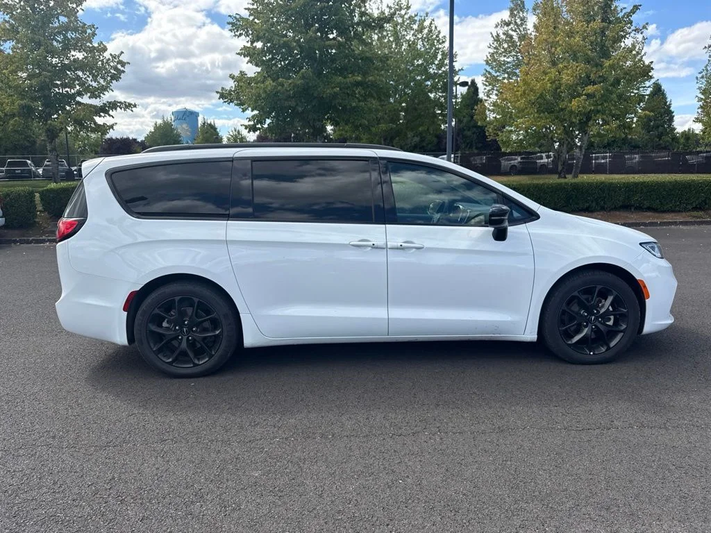 Used 2025 Bright White Clearcoat Chrysler Limited image 8