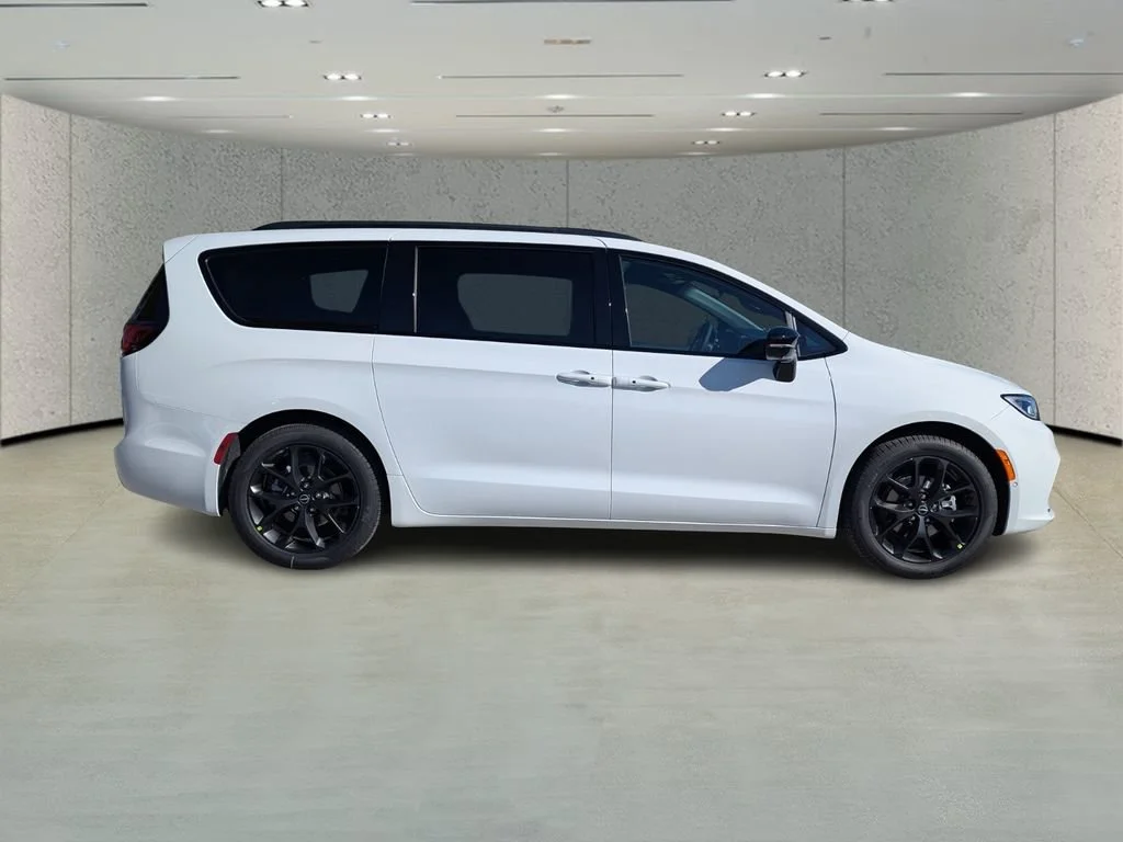 New 2026 Bright White Clear-Coat Exterior Paint Chrysler Select image 3