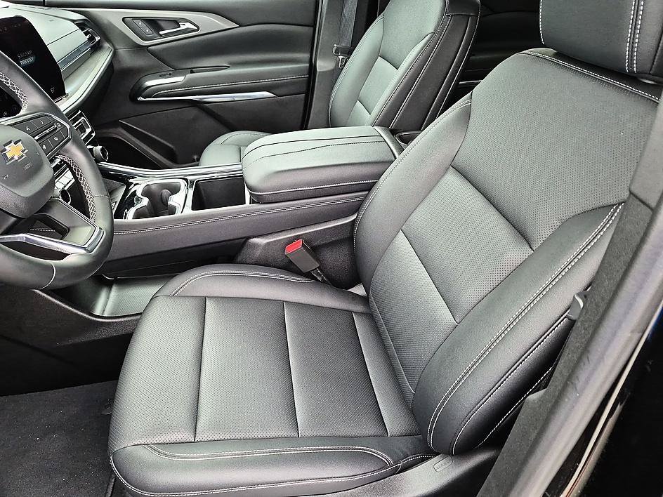 Used 2026 Mosaic Black Metallic Chevrolet FWD LT image 15