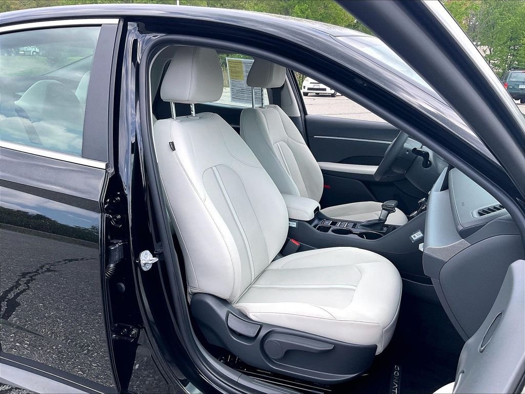 Used 2025 Black Hyundai SE image 11